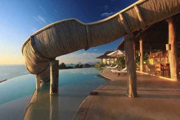 1 - Six Senses Yao Noi Resort. Localizada na Baía de Phang Nga na Tailândia, já foi uma plantação de seringueiras e agora é um luxuoso ponto turístico do país. Como se não bastasse ser bonita, ainda tem um escorregador!