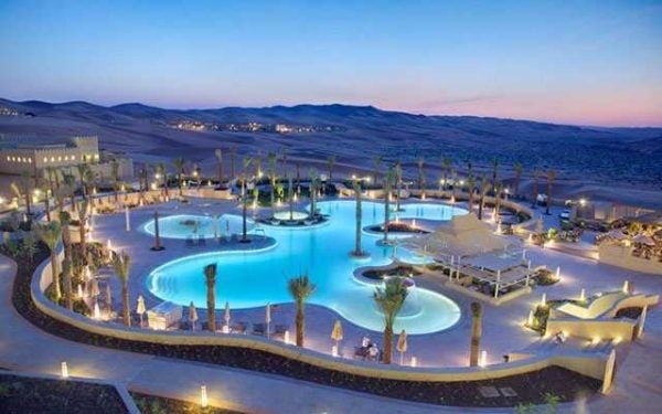 4 -Qasr Al Sarab Desert Resort. Fica em Abu Dhabi, num lugar que lembra bastante a superfície lunar. Pitoresco, não?