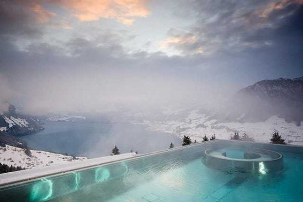 5 - Hotel Villa Honegg. Estabelecida na cidade de Ennetbuergen, Suíça, é para quem quer se deliciar numa piscina mesmo no frio. A propósito, a vista de tirar o fôlego.