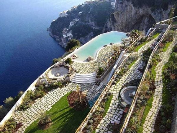 3 - Monastero Santa Rosa Hotel & Spa. Localizada na Itália, fica num castelo de frente para o Golfo de Salerno – precisa dizer mais?