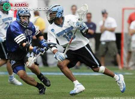 Lacrosse é um esporte conhecido por ter muito contato físico.
