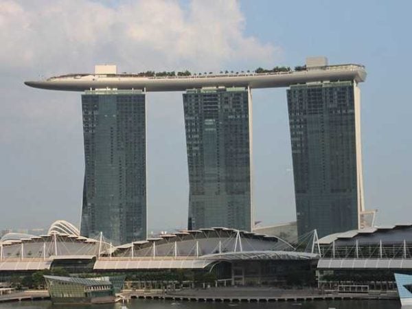 8 – Marina Bay Sands Hotel. Localizado beeeeem no alto dessas torres de 57 andares, em Cingapura, é para quem gosta de coisas mais radicais.