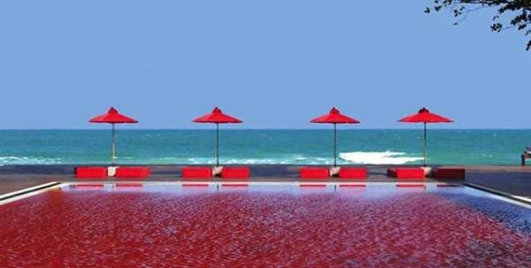 6 – Library Hotel. Localizada em Koh Samui na Tailândia, a piscina chama a atenção pela sua cor escarlate. Não, não houve um massacre ali, é tudo efeito dos seus azulejos vermelhos.