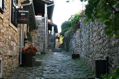 Smallest-city-Hum