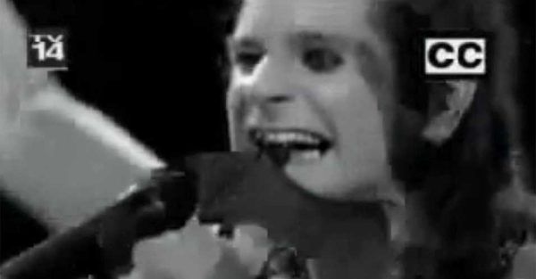 jan1982---durante-um-show-em-iowa-nos-estados-unidos-ozzy-osbourne-mordeu-a-cabeca-de-um-morcego-que-estava-vivo-o-cantor-disse-que-o-animal-era-de-plastico-e-o-mordeu-porque-achou-que-isso-iria-1380285124457_956x500