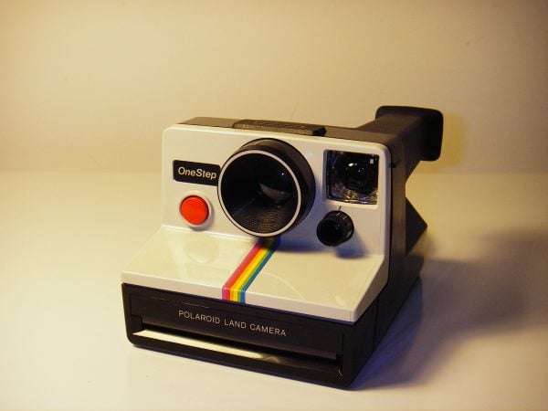Máquina Polaroid antiga com o sistema de impressão. (Foto: Reprodução)