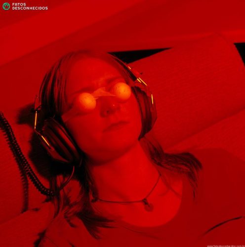woman-undergoing-ganzfeld-telepathy-experiment-jeremy-walker
