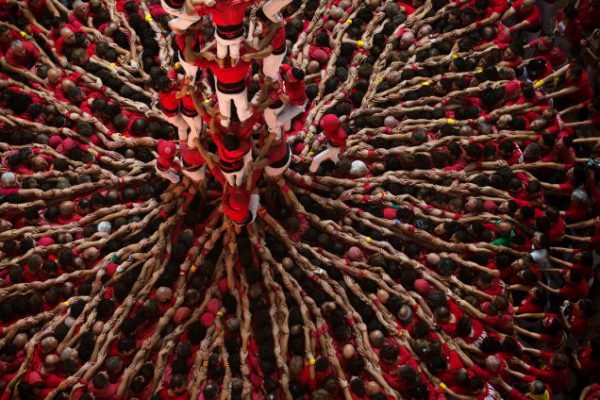 Integrantes da equipe 'Colla Vella Xiquets de Valls' formam uma torre humana durante a competição bianual em Tarragona, na Catalunha