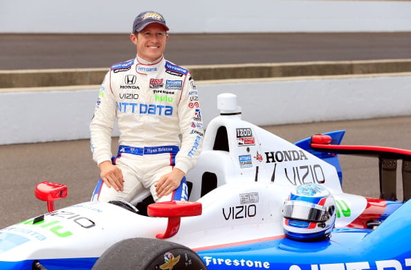 Normal, Ryan Briscoe aparentemente não carrega nenhum ferimento ou marca do acidente.
