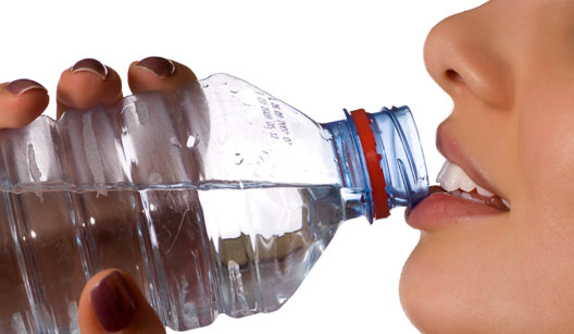 beber-agua-em-garrafa-prejudica-os-dentes-veja-curiosidades1396785330