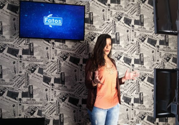 A apresentadora Sarah fazendo a passagem de texto.