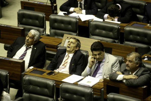 Enquanto um deputado dorme outro atende o celular durante a sessão