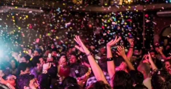 30jan2015---festas-de-sp-se-fantasiam-para-pular-o-carnaval---odara-1422649951621_956x500