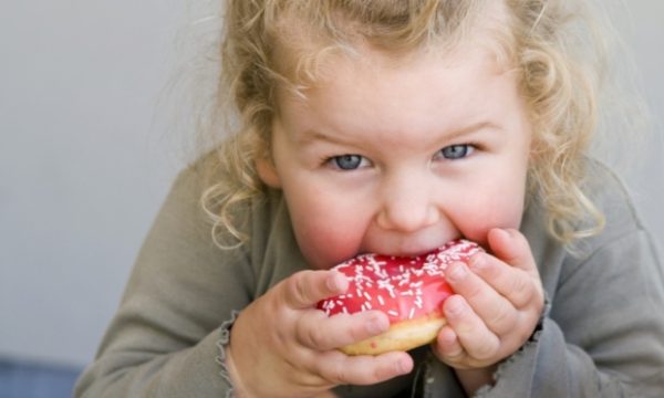 menina-comendo-24209