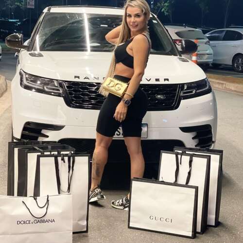Deolane ostentando suas compras no perfil do Instagram.