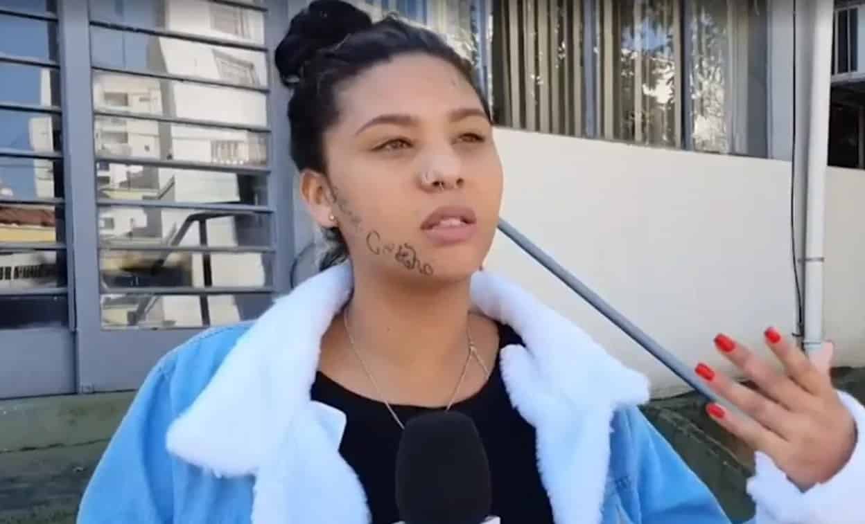 Jovem com rosto tatuado