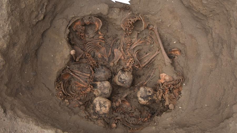 Túmulos de sacrifício em Peru