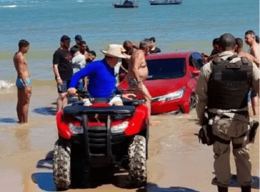 Carro de luxo atolado em Salvador