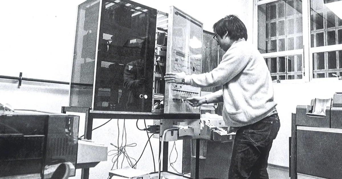 Qual a razão do primeiro computador da Apple ter sido feito de