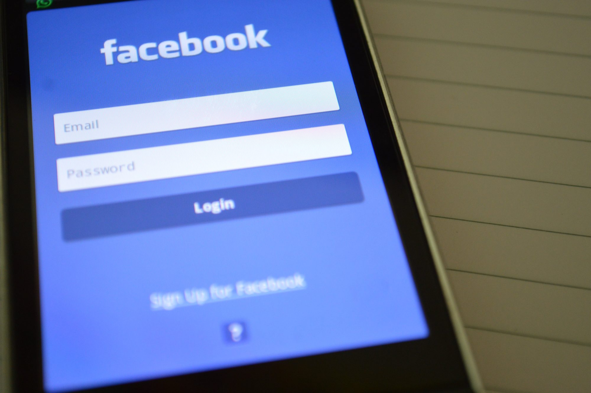 Página inicial de login, que marca uma das polêmicas do Facebook, de vazamento de dados.