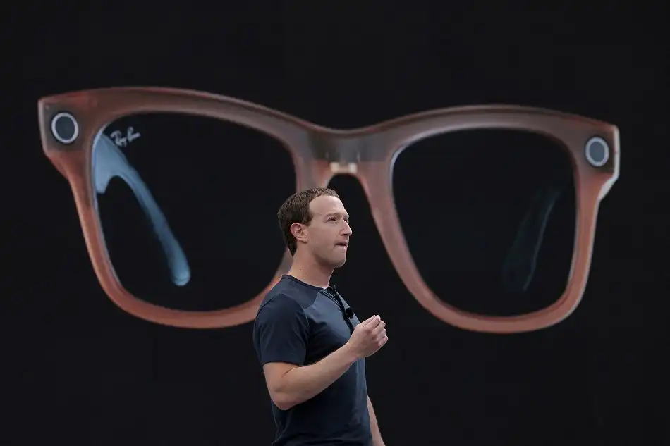 Mark Zuckerberg com óculos inteligentes durante evento