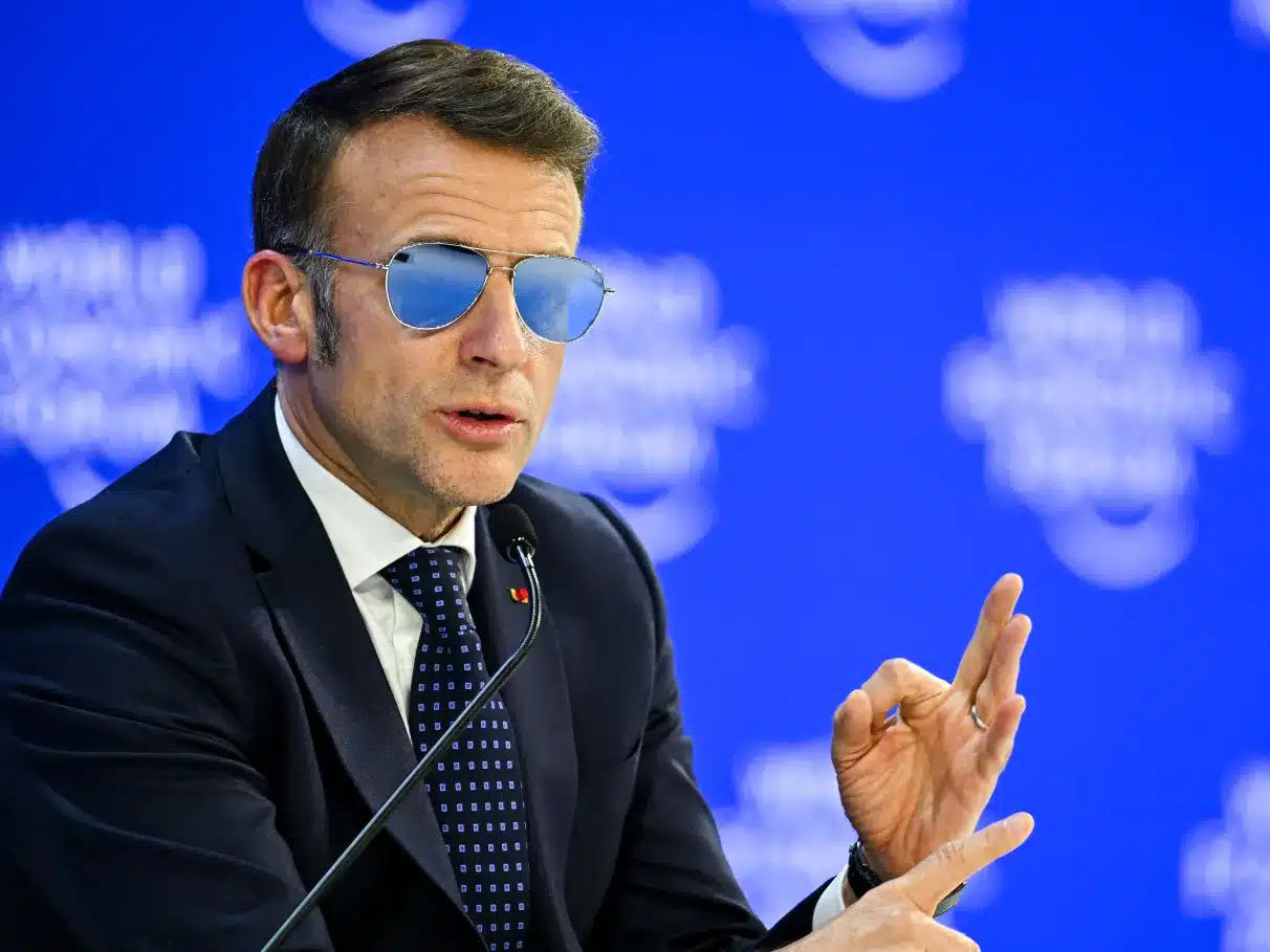 Emmanuel Macron usando óculos durante evento em Davos