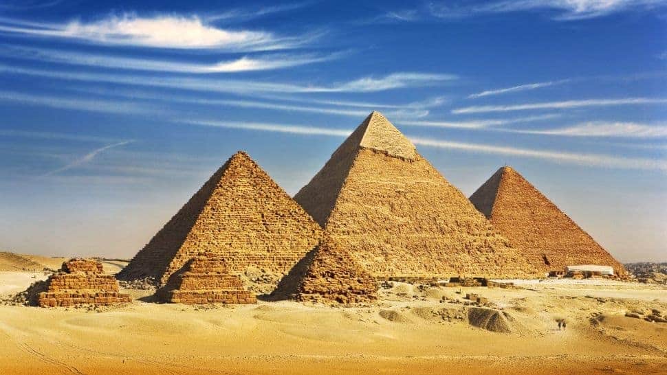 As Pirâmides de Gizé hoje. Em ordem da esquerda para a direita: A Pirâmide de Menkaure, a Pirâmide de Khafre e a Grande Pirâmide.(Imagem: WitR via Shutterstock)