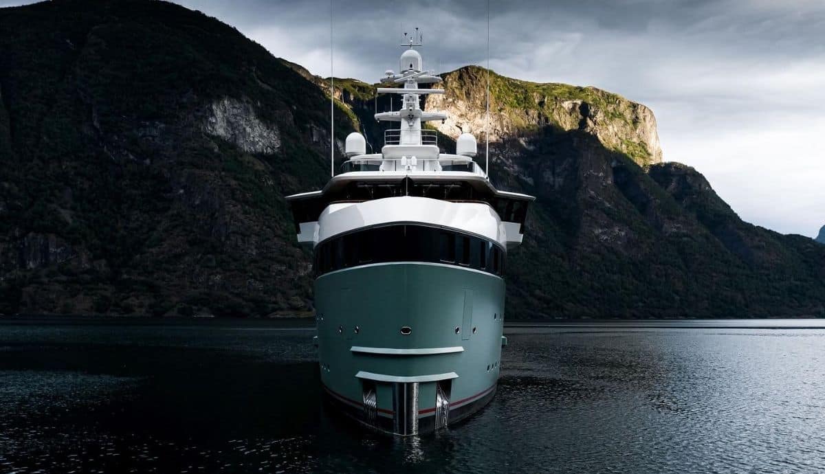 O iate do bilionário brasileiro foi construído no renomado estaleiro Damen, na Holanda/ (Foto: SuperYachts)