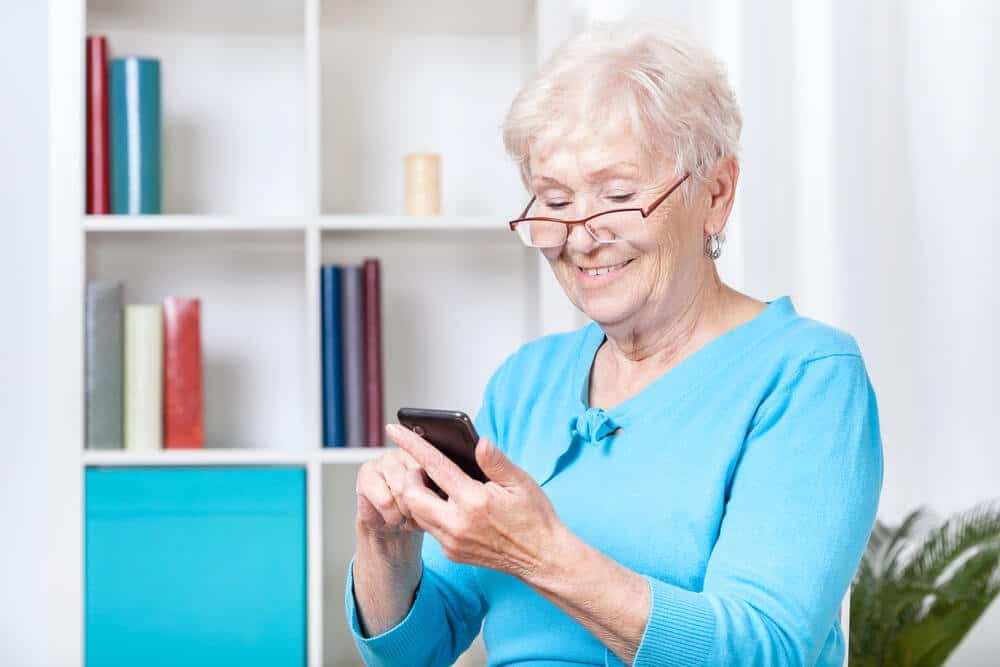 famílias analisam se devem monitorar ou não o celular de idosos