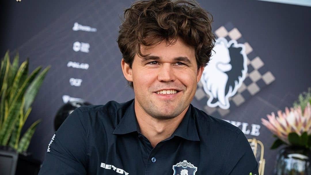 Magnus Carlsen durante partida do Campeonato Mundial de Xadrez Freestyle