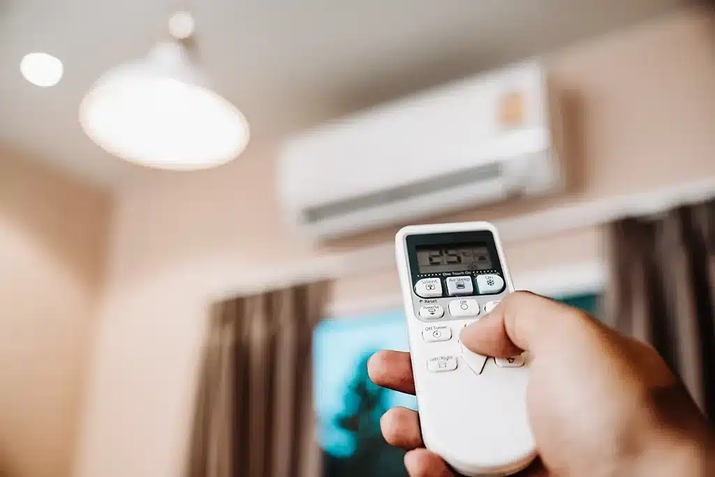 Aparelho de ar-condicionado ligado em ambiente interno