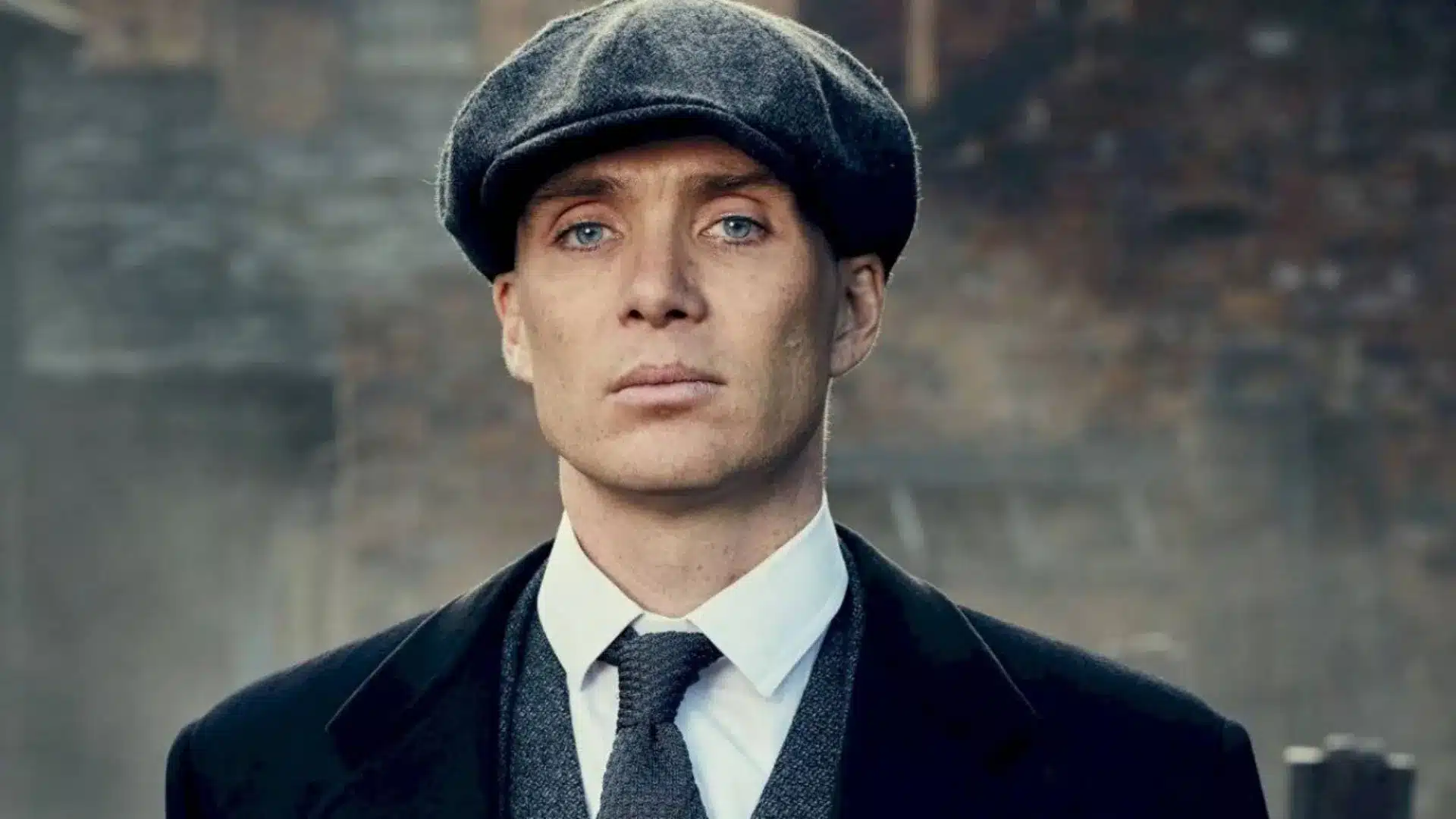 Cena da série Peaky Blinders mostrando Thomas Shelby usando sua famosa boina.