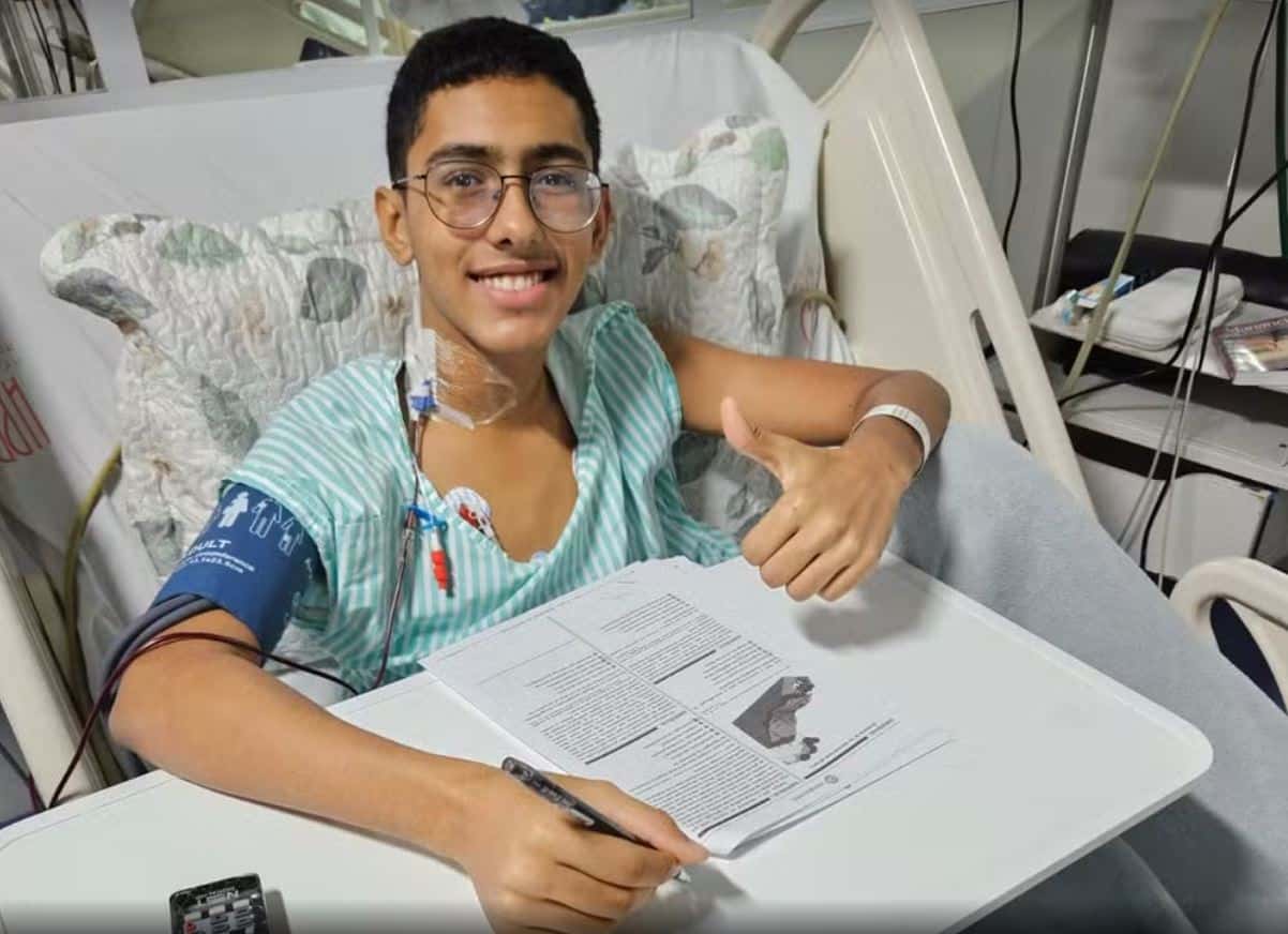 Paraense Ítalo Cantanhede Rodrigues, de 17 anos, fez o Enem no hospital, durante tratamento