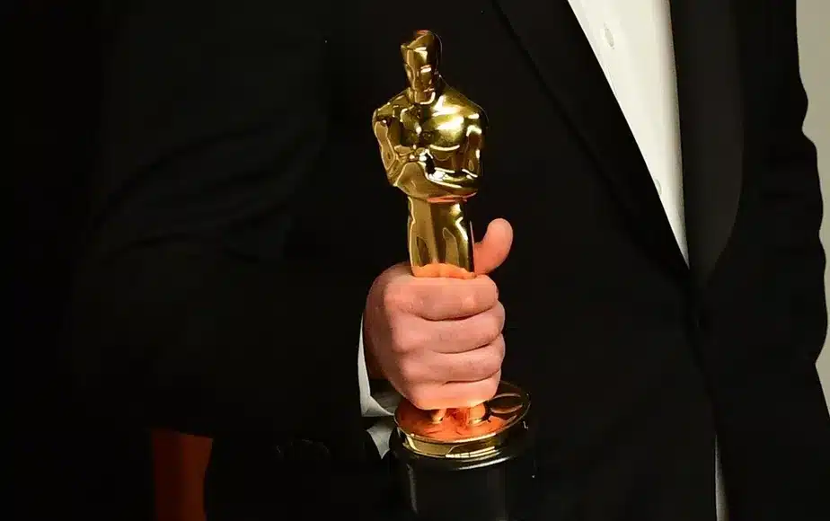 Estatueta dourada do Oscar exibida durante cerimônia em Hollywood