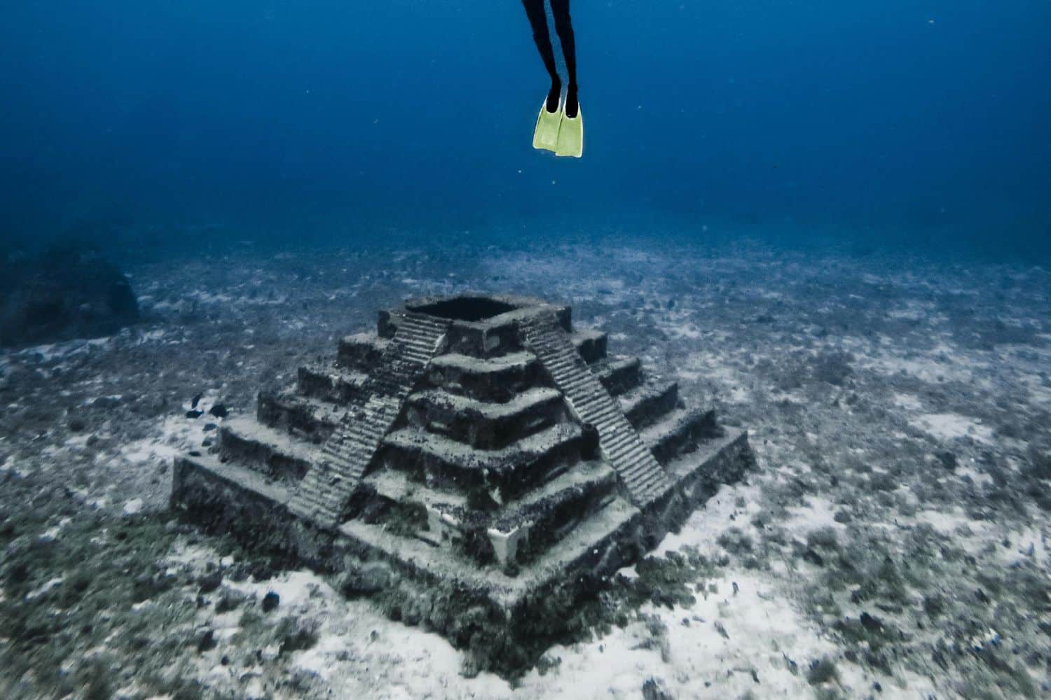Formações rochosas submersas conhecidas como Monumento de Yonaguni