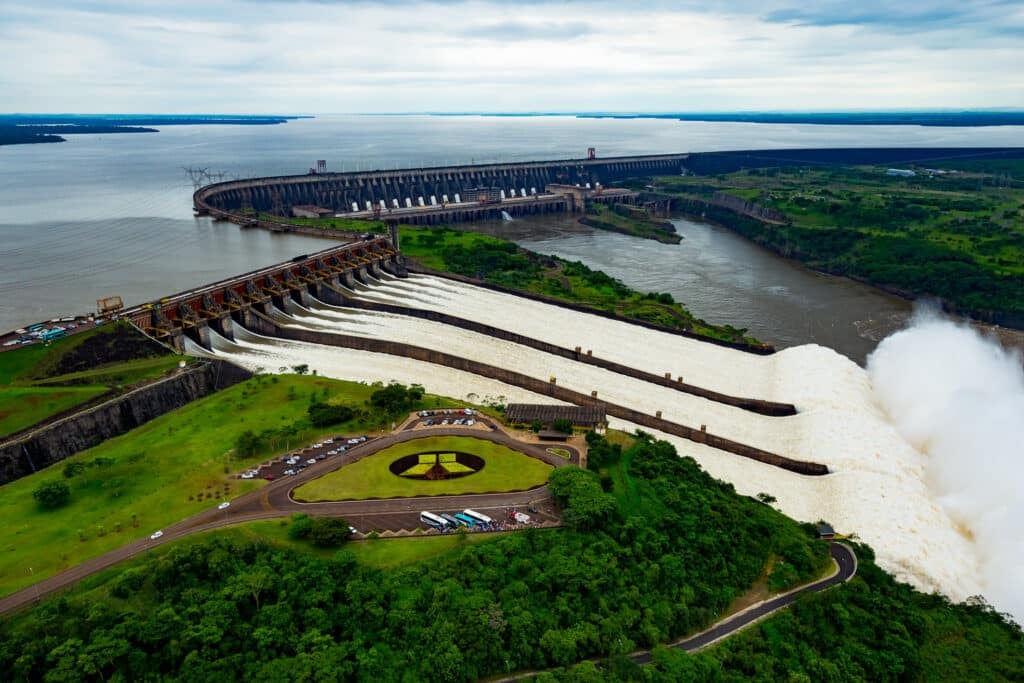 Usina hidrelétrica de grande porte representando geração de energia no Brasil