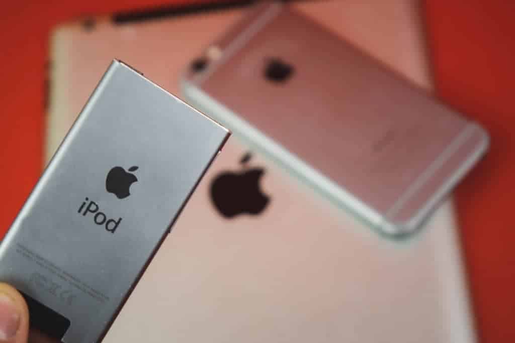 iPod clássico em ambiente minimalista
