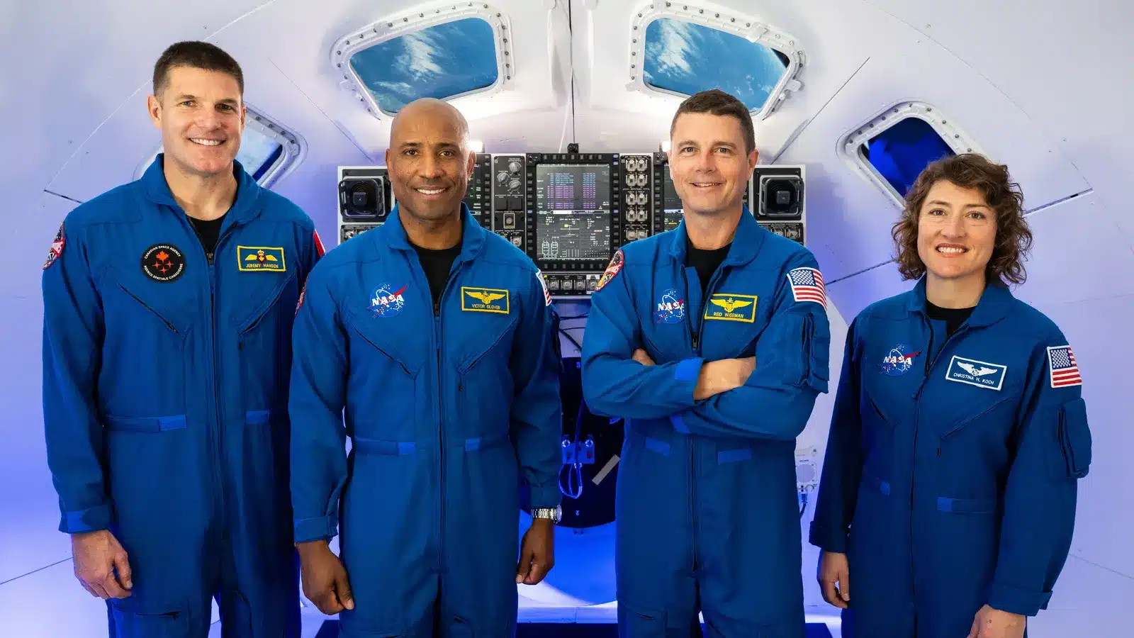 Dispositivo semelhante a relógio sendo usado por astronauta no espaço