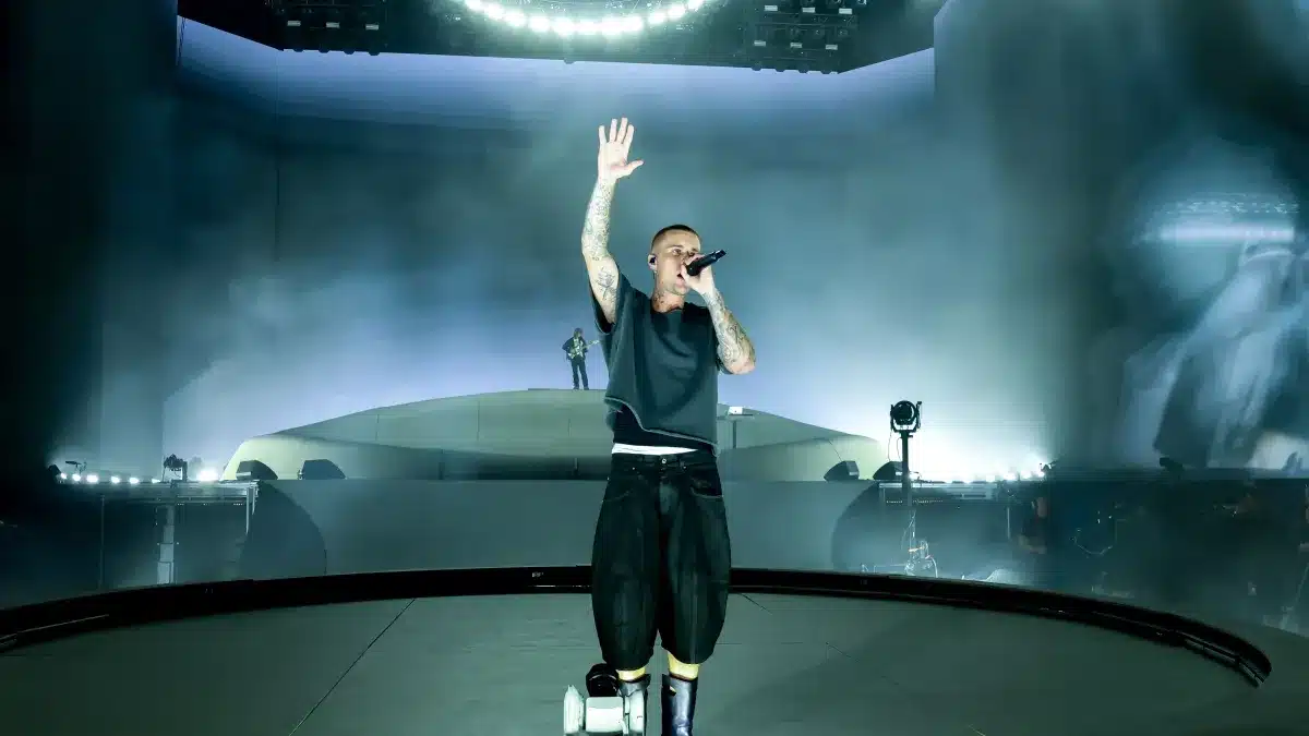 Justin Bieber cantando no palco do Coachella